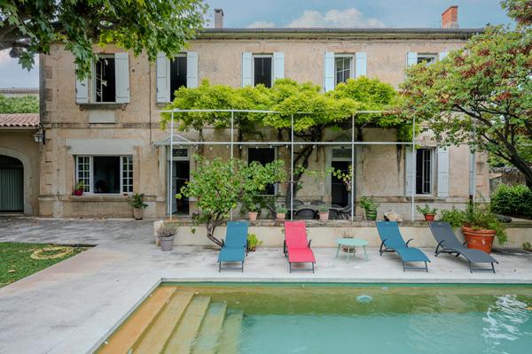 D’une pierre deux coups : un mas provençal aux deux habitations indépendantes