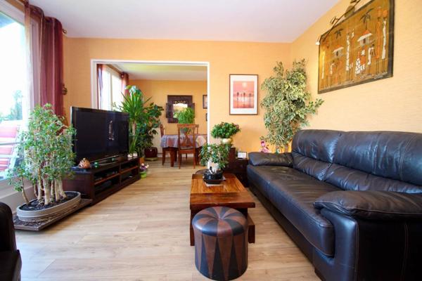 A VENDRE A NEAUPHLE LE CHÂTEAU Appartement 6 pièces 97m2