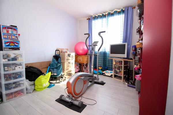 A VENDRE A NEAUPHLE LE CHÂTEAU Appartement 6 pièces 97m2