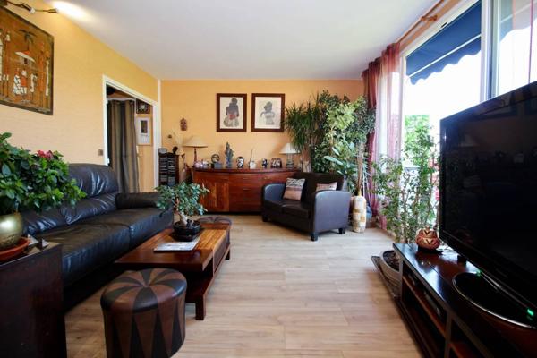 A VENDRE A NEAUPHLE LE CHÂTEAU Appartement 6 pièces 97m2