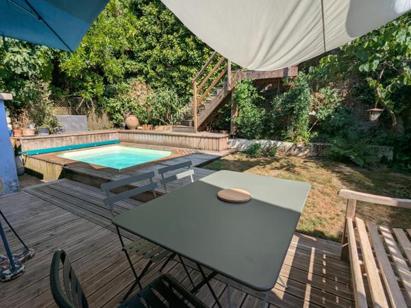 Appartement duplex avec piscine, jardin et vue