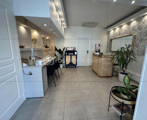 Découvrez ce fonds de commerce de 52 m² de plain-pied idéalement situé dans centre de Château Gombert, à quelques pas seulement des commodités du village. 

À l'intérieur, un sas d'entrée vitré sécurisé, une pièce principale avec coin bureau et 4 cabines modulables. L'immeuble de deux étages date des années 1930, conservent tout le charme de l'ancien garantissent assez d'espace pour l'optimisation de votre activité.
Toutes activités autorisées sauf restauration et activités bruyantes.

N'attendez plus pour implanter votre projet entrepreneurial dans ce quartier dynamique, au cœur de l'animation marseillaise, où commerces, services et transport en commun se rencontrent pour vous offrir une accessibilité optimale. Profitez de cette belle opportunité sans copropriété, idéale pour les entrepreneurs en quête de succès. Contactez-nous pour plus d'informations !