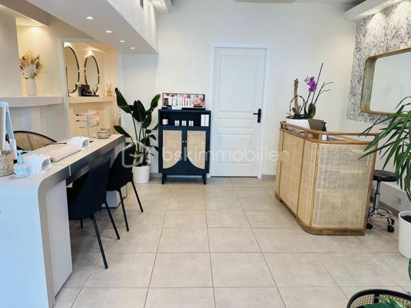 Découvrez ce fonds de commerce de 52 m² de plain-pied idéalement situé dans centre de Château Gombert, à quelques pas seulement des commodités du village. 

À l'intérieur, un sas d'entrée vitré sécurisé, une pièce principale avec coin bureau et 4 cabines modulables. L'immeuble de deux étages date des années 1930, conservent tout le charme de l'ancien garantissent assez d'espace pour l'optimisation de votre activité.
Toutes activités autorisées sauf restauration et activités bruyantes.

N'attendez plus pour implanter votre projet entrepreneurial dans ce quartier dynamique, au cœur de l'animation marseillaise, où commerces, services et transport en commun se rencontrent pour vous offrir une accessibilité optimale. Profitez de cette belle opportunité sans copropriété, idéale pour les entrepreneurs en quête de succès. Contactez-nous pour plus d'informations !
