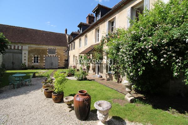 A VENDRE -Toucy-Bourgogne- Propriété du XVIIIème avec tour et dépendances-