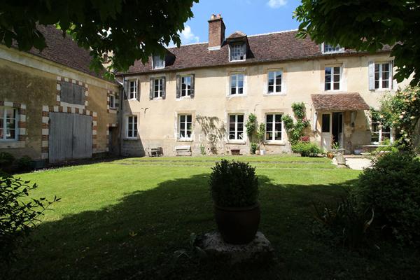 A VENDRE -Toucy-Bourgogne- Propriété du XVIIIème avec tour et dépendances-