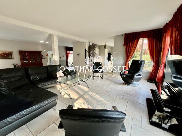 Hardicourt: Maison de maître - 10 pcs - 6ch avec sous sol total et magnifique jardin avec piscine