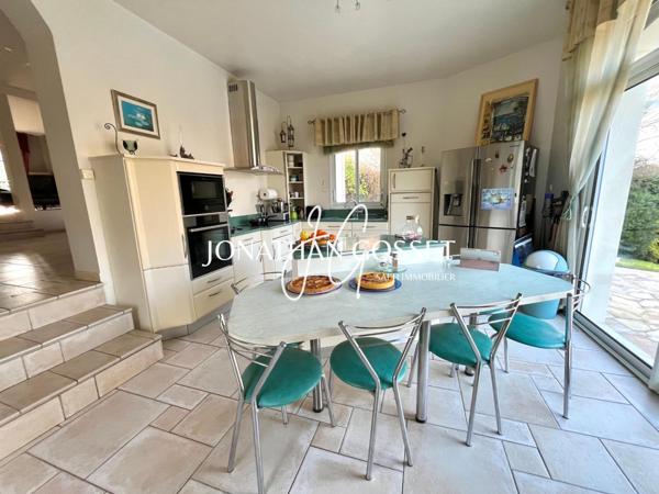 Hardicourt: Maison de maître - 10 pcs - 6ch avec sous sol total et magnifique jardin avec piscine