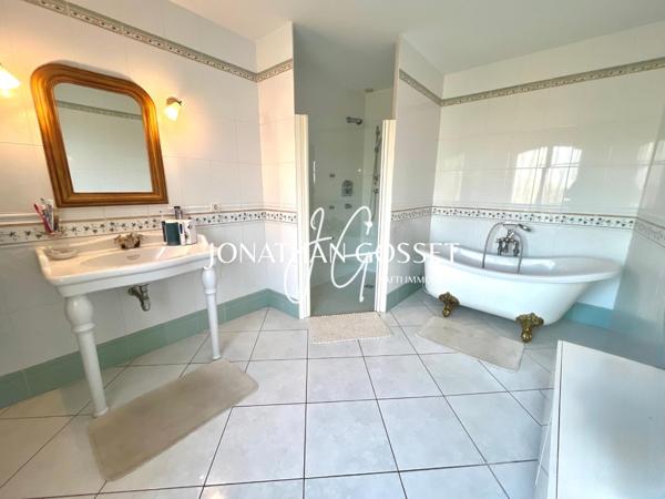 Hardicourt: Maison de maître - 10 pcs - 6ch avec sous sol total et magnifique jardin avec piscine