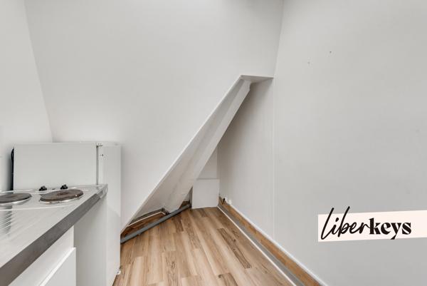 Chambre de service 8 m² Pigalle Paris 9 – Équipée, rénovée, clé en main