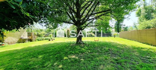 Maison 4 chambres avec sous sol et parc arboré.