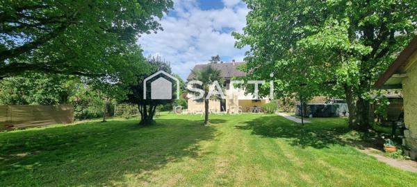 Maison 4 chambres avec sous sol et parc arboré.