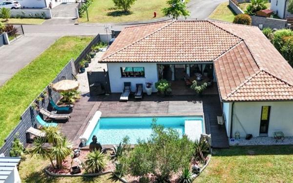 Maison à vendre    6 pièces •  Narrosse