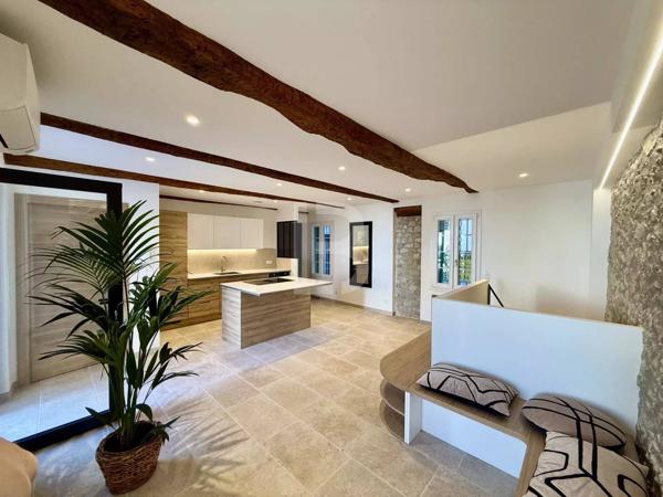 Rare sur le marché : Élégant duplex avec jardin au cœur du Vieil Antibes