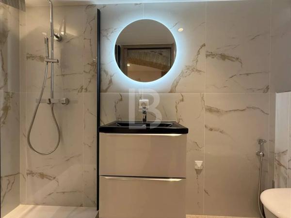 Rare sur le marché : Élégant duplex avec jardin au cœur du Vieil Antibes