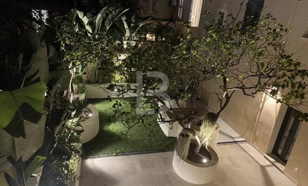 Rare sur le marché : Élégant duplex avec jardin au cœur du Vieil Antibes