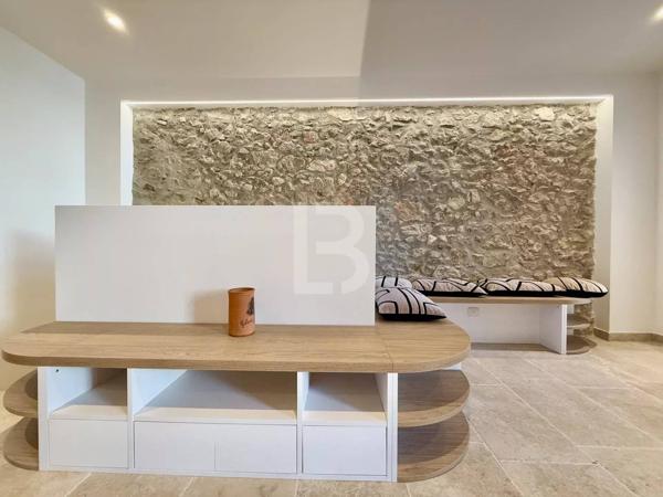 Rare sur le marché : Élégant duplex avec jardin au cœur du Vieil Antibes