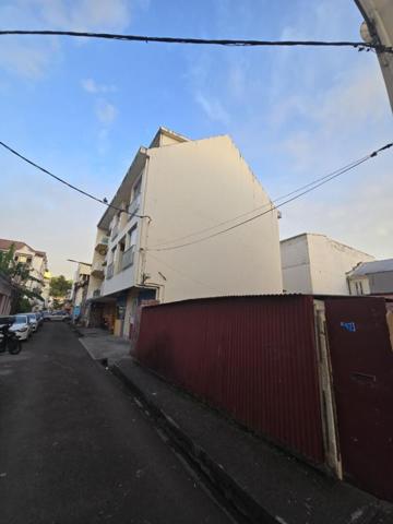 Lot de 3 appartements plus un local