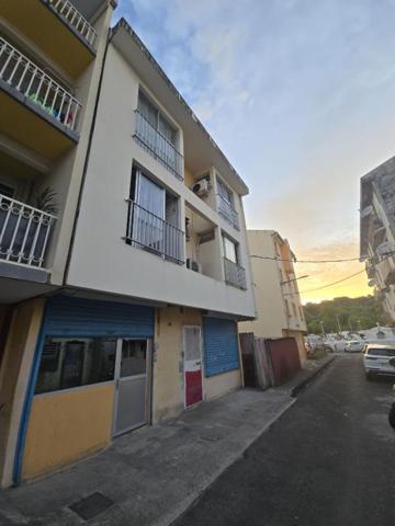 Lot de 3 appartements plus un local