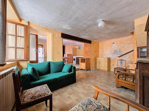 Spacieuse maison de village à rénover avec cour