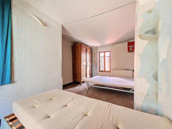 Spacieuse maison de village à rénover avec cour