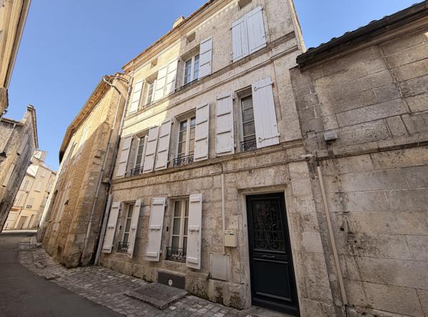 COEUR HISTORIQUE D'ANGOULEME Elégante maison de ville en pierres en très bon état avec cour/terrasse et dépend