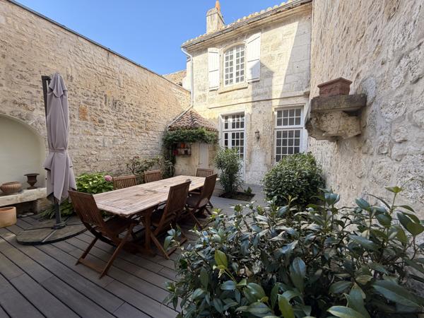COEUR HISTORIQUE D'ANGOULEME Elégante maison de ville en pierres en très bon état avec cour/terrasse et dépend