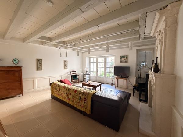 COEUR HISTORIQUE D'ANGOULEME Elégante maison de ville en pierres en très bon état avec cour/terrasse et dépend