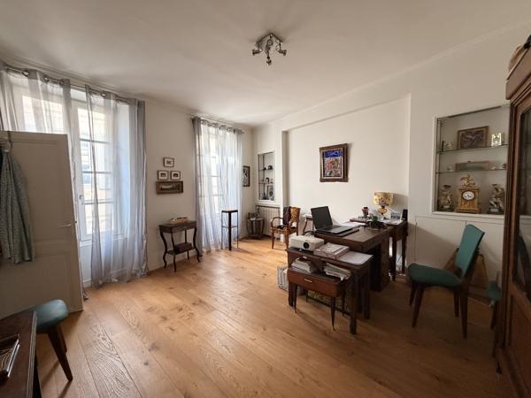 COEUR HISTORIQUE D'ANGOULEME Elégante maison de ville en pierres en très bon état avec cour/terrasse et dépend