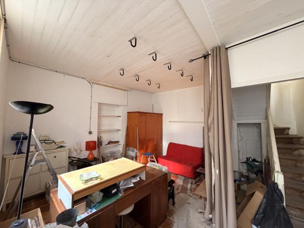 COEUR HISTORIQUE D'ANGOULEME Elégante maison de ville en pierres en très bon état avec cour/terrasse et dépend
