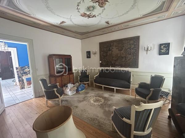 En centre-ville d’Agen, au calme, dans un quartier recherché, venez découvrir cette grande maison avec grand garage pour deux véhicules et extérieurs.
Vous disposez de trois niveaux avec possibilité d’aménager des espaces distincts. 
Au rez-de-chaussée, joli salon, une cuisine, donnant sur une salle à manger avec espace salon supplémentaire, salle d’eau, WC. 
Dans les étages, vous disposez de Chambres avec beau parquet, belles hauteurs de plafond dans les différentes pièces, salles d’eau.
Sur le dernier niveau, une très belle pièce avec poutres, pouvant faire office de chambre, supplémentaire ou salle de jeux, salle ciné… 
Deux espaces extérieurs.
À visiter rapidement !