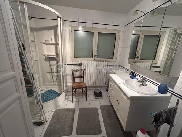 En centre-ville d’Agen, au calme, dans un quartier recherché, venez découvrir cette grande maison avec grand garage pour deux véhicules et extérieurs.
Vous disposez de trois niveaux avec possibilité d’aménager des espaces distincts. 
Au rez-de-chaussée, joli salon, une cuisine, donnant sur une salle à manger avec espace salon supplémentaire, salle d’eau, WC. 
Dans les étages, vous disposez de Chambres avec beau parquet, belles hauteurs de plafond dans les différentes pièces, salles d’eau.
Sur le dernier niveau, une très belle pièce avec poutres, pouvant faire office de chambre, supplémentaire ou salle de jeux, salle ciné… 
Deux espaces extérieurs.
À visiter rapidement !
