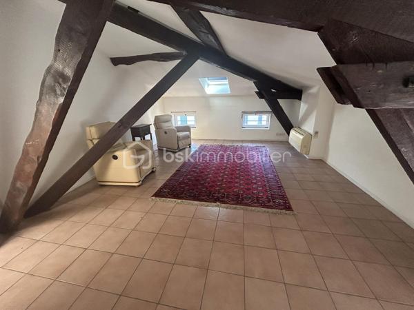En centre-ville d’Agen, au calme, dans un quartier recherché, venez découvrir cette grande maison avec grand garage pour deux véhicules et extérieurs.
Vous disposez de trois niveaux avec possibilité d’aménager des espaces distincts. 
Au rez-de-chaussée, joli salon, une cuisine, donnant sur une salle à manger avec espace salon supplémentaire, salle d’eau, WC. 
Dans les étages, vous disposez de Chambres avec beau parquet, belles hauteurs de plafond dans les différentes pièces, salles d’eau.
Sur le dernier niveau, une très belle pièce avec poutres, pouvant faire office de chambre, supplémentaire ou salle de jeux, salle ciné… 
Deux espaces extérieurs.
À visiter rapidement !