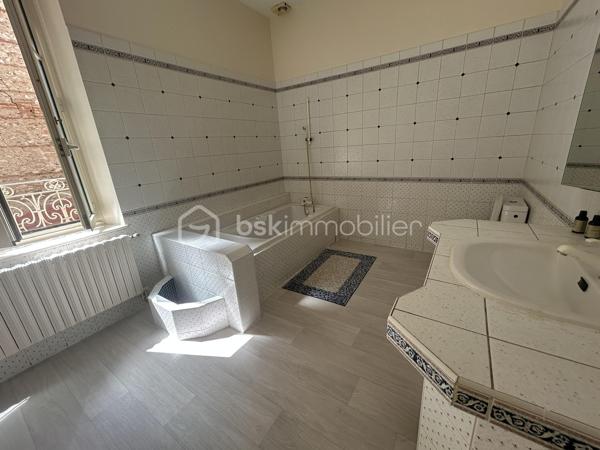 En centre-ville d’Agen, au calme, dans un quartier recherché, venez découvrir cette grande maison avec grand garage pour deux véhicules et extérieurs.
Vous disposez de trois niveaux avec possibilité d’aménager des espaces distincts. 
Au rez-de-chaussée, joli salon, une cuisine, donnant sur une salle à manger avec espace salon supplémentaire, salle d’eau, WC. 
Dans les étages, vous disposez de Chambres avec beau parquet, belles hauteurs de plafond dans les différentes pièces, salles d’eau.
Sur le dernier niveau, une très belle pièce avec poutres, pouvant faire office de chambre, supplémentaire ou salle de jeux, salle ciné… 
Deux espaces extérieurs.
À visiter rapidement !