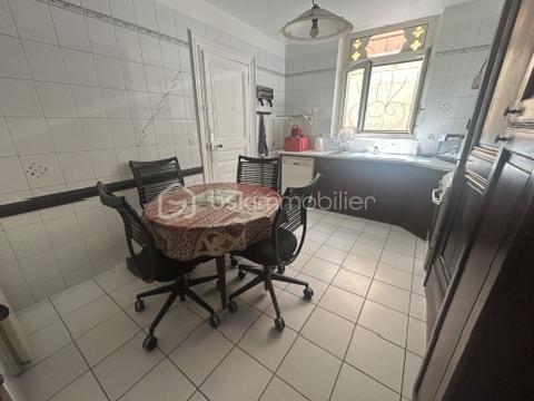 En centre-ville d’Agen, au calme, dans un quartier recherché, venez découvrir cette grande maison avec grand garage pour deux véhicules et extérieurs.
Vous disposez de trois niveaux avec possibilité d’aménager des espaces distincts. 
Au rez-de-chaussée, joli salon, une cuisine, donnant sur une salle à manger avec espace salon supplémentaire, salle d’eau, WC. 
Dans les étages, vous disposez de Chambres avec beau parquet, belles hauteurs de plafond dans les différentes pièces, salles d’eau.
Sur le dernier niveau, une très belle pièce avec poutres, pouvant faire office de chambre, supplémentaire ou salle de jeux, salle ciné… 
Deux espaces extérieurs.
À visiter rapidement !