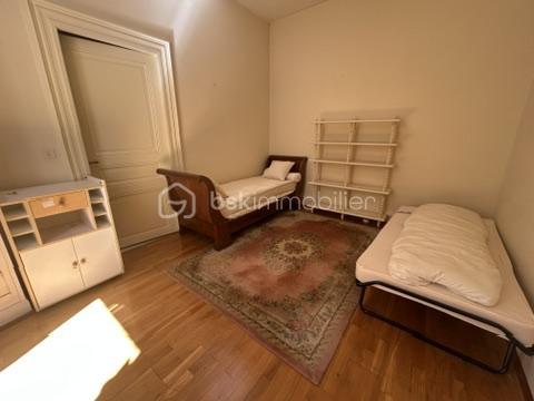 En centre-ville d’Agen, au calme, dans un quartier recherché, venez découvrir cette grande maison avec grand garage pour deux véhicules et extérieurs.
Vous disposez de trois niveaux avec possibilité d’aménager des espaces distincts. 
Au rez-de-chaussée, joli salon, une cuisine, donnant sur une salle à manger avec espace salon supplémentaire, salle d’eau, WC. 
Dans les étages, vous disposez de Chambres avec beau parquet, belles hauteurs de plafond dans les différentes pièces, salles d’eau.
Sur le dernier niveau, une très belle pièce avec poutres, pouvant faire office de chambre, supplémentaire ou salle de jeux, salle ciné… 
Deux espaces extérieurs.
À visiter rapidement !