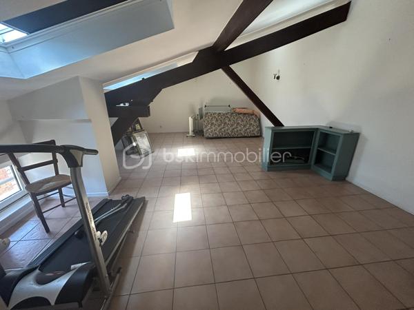 En centre-ville d’Agen, au calme, dans un quartier recherché, venez découvrir cette grande maison avec grand garage pour deux véhicules et extérieurs.
Vous disposez de trois niveaux avec possibilité d’aménager des espaces distincts. 
Au rez-de-chaussée, joli salon, une cuisine, donnant sur une salle à manger avec espace salon supplémentaire, salle d’eau, WC. 
Dans les étages, vous disposez de Chambres avec beau parquet, belles hauteurs de plafond dans les différentes pièces, salles d’eau.
Sur le dernier niveau, une très belle pièce avec poutres, pouvant faire office de chambre, supplémentaire ou salle de jeux, salle ciné… 
Deux espaces extérieurs.
À visiter rapidement !