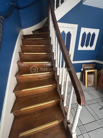 En centre-ville d’Agen, au calme, dans un quartier recherché, venez découvrir cette grande maison avec grand garage pour deux véhicules et extérieurs.
Vous disposez de trois niveaux avec possibilité d’aménager des espaces distincts. 
Au rez-de-chaussée, joli salon, une cuisine, donnant sur une salle à manger avec espace salon supplémentaire, salle d’eau, WC. 
Dans les étages, vous disposez de Chambres avec beau parquet, belles hauteurs de plafond dans les différentes pièces, salles d’eau.
Sur le dernier niveau, une très belle pièce avec poutres, pouvant faire office de chambre, supplémentaire ou salle de jeux, salle ciné… 
Deux espaces extérieurs.
À visiter rapidement !