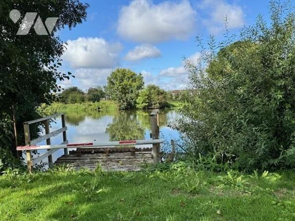 TERRAIN DE LOISIRS AVEC UN CHALET BORD DE RIVIERE