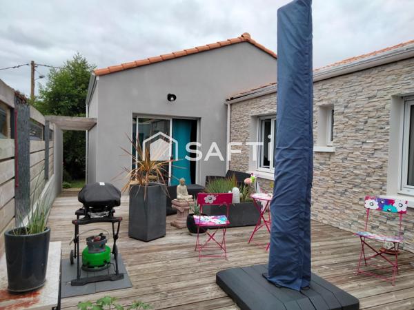 Maison familiale. Double garages. Grand terrain.