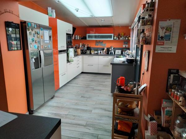 Maison familiale. Double garages. Grand terrain.