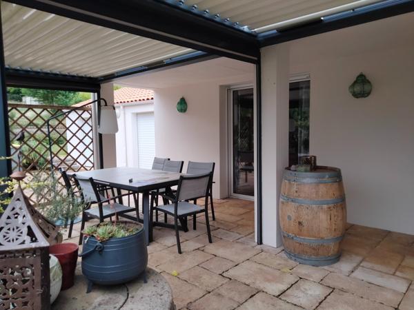 Maison familiale. Double garages. Grand terrain.