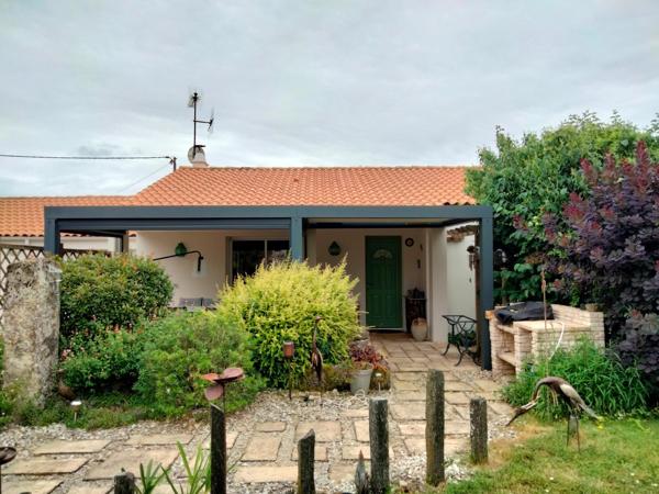 Maison familiale. Double garages. Grand terrain.
