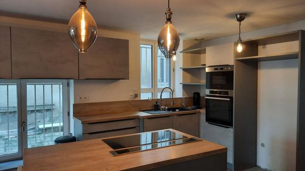 Ensemble immobilier rénové -Deux maisons indépendantes - Esprit loft derrière façade classique