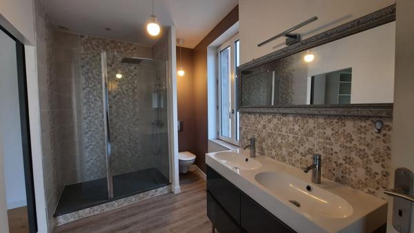 Ensemble immobilier rénové -Deux maisons indépendantes - Esprit loft derrière façade classique