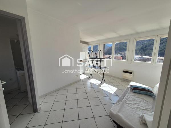 Investisseurs, découvrez un immeuble de 10 appartements offrant un fort potentiel de rentabilité au cœur de Digne-les-Bains.