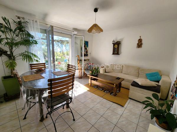 Découvrez cet appartement de charme situé au cœur d'un quartier résidentiel prisé de Montélimar, offrant une tranquillité rare en pleine ville. Situé au 3ème étage d'un immeuble de 4 niveaux, ce logement est idéalement positionné pour bénéficier d'une belle luminosité et d'une vue dégagée, vous invitant à profiter des beaux jours en toute sérénité.

Avec une superficie habitable de 56,89 m², cet appartement comprend 3 pièces dont 2 chambres confortables. 

L’espace intérieur est agencé pour maximiser le confort : un séjour accueillant, une cuisine équipée avec loggia attenante, une salle d'eau fonctionnelle, ainsi qu'un WC séparé. Le double vitrage assure une isolation thermique et sonore de premier ordre.

À l'extérieur, un balcon orienté plein sud promet de délicieux moments de détente. La résidence dispose de nombreuses places de parking, idéales pour vos véhicules.

Concernant les équipements, le bien est doté d’un digicode et d'un interphone pour une sécurité accrue. Le chauffage collectif au gaz garantit une ambiance cosy en toute saison. L'immeuble a fait l'objet d'une rénovation énergétique complète (isolation des murs par l'extérieur, isolation des plafonds des caves et de la toiture, remplacement de toutes les menuiseries).

Situé à proximité des commodités, ce bien vous offre une excellente qualité de vie grâce à son accès facile aux commerces, écoles et transports en commun. Envisagez votre prochain chapitre dans cet havre de paix et de confort. 

Pour toute information complémentaire, contactez Ingrid DE MATTEO.