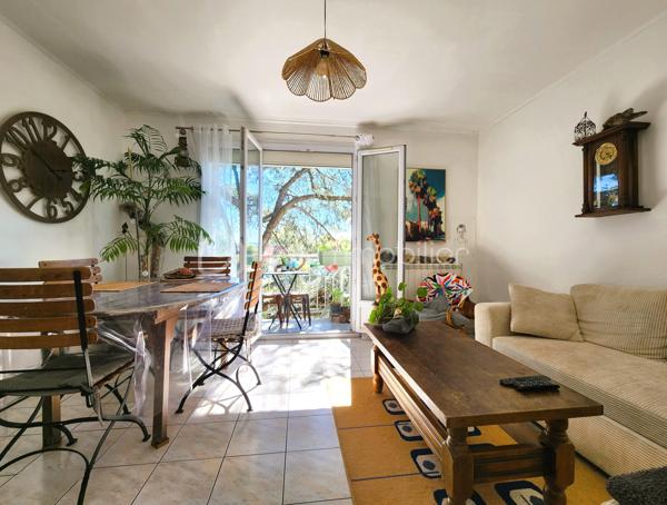 Découvrez cet appartement de charme situé au cœur d'un quartier résidentiel prisé de Montélimar, offrant une tranquillité rare en pleine ville. Situé au 3ème étage d'un immeuble de 4 niveaux, ce logement est idéalement positionné pour bénéficier d'une belle luminosité et d'une vue dégagée, vous invitant à profiter des beaux jours en toute sérénité.

Avec une superficie habitable de 56,89 m², cet appartement comprend 3 pièces dont 2 chambres confortables. 

L’espace intérieur est agencé pour maximiser le confort : un séjour accueillant, une cuisine équipée avec loggia attenante, une salle d'eau fonctionnelle, ainsi qu'un WC séparé. Le double vitrage assure une isolation thermique et sonore de premier ordre.

À l'extérieur, un balcon orienté plein sud promet de délicieux moments de détente. La résidence dispose de nombreuses places de parking, idéales pour vos véhicules.

Concernant les équipements, le bien est doté d’un digicode et d'un interphone pour une sécurité accrue. Le chauffage collectif au gaz garantit une ambiance cosy en toute saison. L'immeuble a fait l'objet d'une rénovation énergétique complète (isolation des murs par l'extérieur, isolation des plafonds des caves et de la toiture, remplacement de toutes les menuiseries).

Situé à proximité des commodités, ce bien vous offre une excellente qualité de vie grâce à son accès facile aux commerces, écoles et transports en commun. Envisagez votre prochain chapitre dans cet havre de paix et de confort. 

Pour toute information complémentaire, contactez Ingrid DE MATTEO.