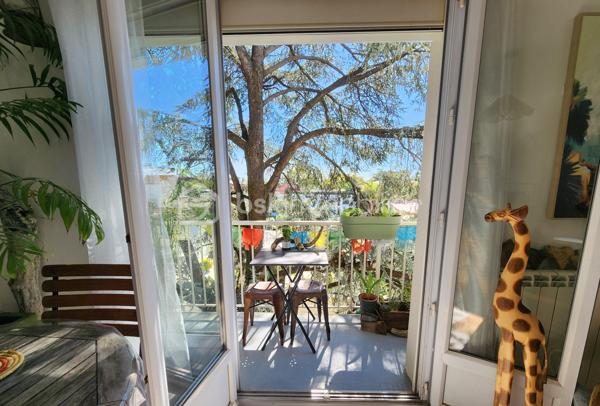 Découvrez cet appartement de charme situé au cœur d'un quartier résidentiel prisé de Montélimar, offrant une tranquillité rare en pleine ville. Situé au 3ème étage d'un immeuble de 4 niveaux, ce logement est idéalement positionné pour bénéficier d'une belle luminosité et d'une vue dégagée, vous invitant à profiter des beaux jours en toute sérénité.

Avec une superficie habitable de 56,89 m², cet appartement comprend 3 pièces dont 2 chambres confortables. 

L’espace intérieur est agencé pour maximiser le confort : un séjour accueillant, une cuisine équipée avec loggia attenante, une salle d'eau fonctionnelle, ainsi qu'un WC séparé. Le double vitrage assure une isolation thermique et sonore de premier ordre.

À l'extérieur, un balcon orienté plein sud promet de délicieux moments de détente. La résidence dispose de nombreuses places de parking, idéales pour vos véhicules.

Concernant les équipements, le bien est doté d’un digicode et d'un interphone pour une sécurité accrue. Le chauffage collectif au gaz garantit une ambiance cosy en toute saison. L'immeuble a fait l'objet d'une rénovation énergétique complète (isolation des murs par l'extérieur, isolation des plafonds des caves et de la toiture, remplacement de toutes les menuiseries).

Situé à proximité des commodités, ce bien vous offre une excellente qualité de vie grâce à son accès facile aux commerces, écoles et transports en commun. Envisagez votre prochain chapitre dans cet havre de paix et de confort. 

Pour toute information complémentaire, contactez Ingrid DE MATTEO.