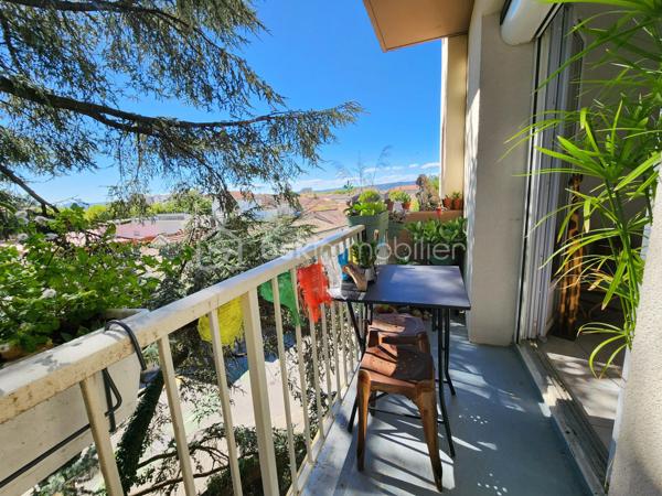 Découvrez cet appartement de charme situé au cœur d'un quartier résidentiel prisé de Montélimar, offrant une tranquillité rare en pleine ville. Situé au 3ème étage d'un immeuble de 4 niveaux, ce logement est idéalement positionné pour bénéficier d'une belle luminosité et d'une vue dégagée, vous invitant à profiter des beaux jours en toute sérénité.

Avec une superficie habitable de 56,89 m², cet appartement comprend 3 pièces dont 2 chambres confortables. 

L’espace intérieur est agencé pour maximiser le confort : un séjour accueillant, une cuisine équipée avec loggia attenante, une salle d'eau fonctionnelle, ainsi qu'un WC séparé. Le double vitrage assure une isolation thermique et sonore de premier ordre.

À l'extérieur, un balcon orienté plein sud promet de délicieux moments de détente. La résidence dispose de nombreuses places de parking, idéales pour vos véhicules.

Concernant les équipements, le bien est doté d’un digicode et d'un interphone pour une sécurité accrue. Le chauffage collectif au gaz garantit une ambiance cosy en toute saison. L'immeuble a fait l'objet d'une rénovation énergétique complète (isolation des murs par l'extérieur, isolation des plafonds des caves et de la toiture, remplacement de toutes les menuiseries).

Situé à proximité des commodités, ce bien vous offre une excellente qualité de vie grâce à son accès facile aux commerces, écoles et transports en commun. Envisagez votre prochain chapitre dans cet havre de paix et de confort. 

Pour toute information complémentaire, contactez Ingrid DE MATTEO.