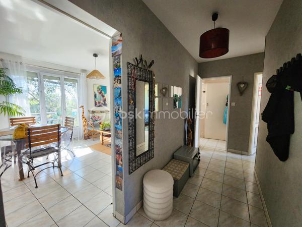 Découvrez cet appartement de charme situé au cœur d'un quartier résidentiel prisé de Montélimar, offrant une tranquillité rare en pleine ville. Situé au 3ème étage d'un immeuble de 4 niveaux, ce logement est idéalement positionné pour bénéficier d'une belle luminosité et d'une vue dégagée, vous invitant à profiter des beaux jours en toute sérénité.

Avec une superficie habitable de 56,89 m², cet appartement comprend 3 pièces dont 2 chambres confortables. 

L’espace intérieur est agencé pour maximiser le confort : un séjour accueillant, une cuisine équipée avec loggia attenante, une salle d'eau fonctionnelle, ainsi qu'un WC séparé. Le double vitrage assure une isolation thermique et sonore de premier ordre.

À l'extérieur, un balcon orienté plein sud promet de délicieux moments de détente. La résidence dispose de nombreuses places de parking, idéales pour vos véhicules.

Concernant les équipements, le bien est doté d’un digicode et d'un interphone pour une sécurité accrue. Le chauffage collectif au gaz garantit une ambiance cosy en toute saison. L'immeuble a fait l'objet d'une rénovation énergétique complète (isolation des murs par l'extérieur, isolation des plafonds des caves et de la toiture, remplacement de toutes les menuiseries).

Situé à proximité des commodités, ce bien vous offre une excellente qualité de vie grâce à son accès facile aux commerces, écoles et transports en commun. Envisagez votre prochain chapitre dans cet havre de paix et de confort. 

Pour toute information complémentaire, contactez Ingrid DE MATTEO.